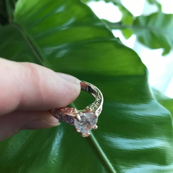 Rose gold and white topaz heart ring - Picture 4 of 6
